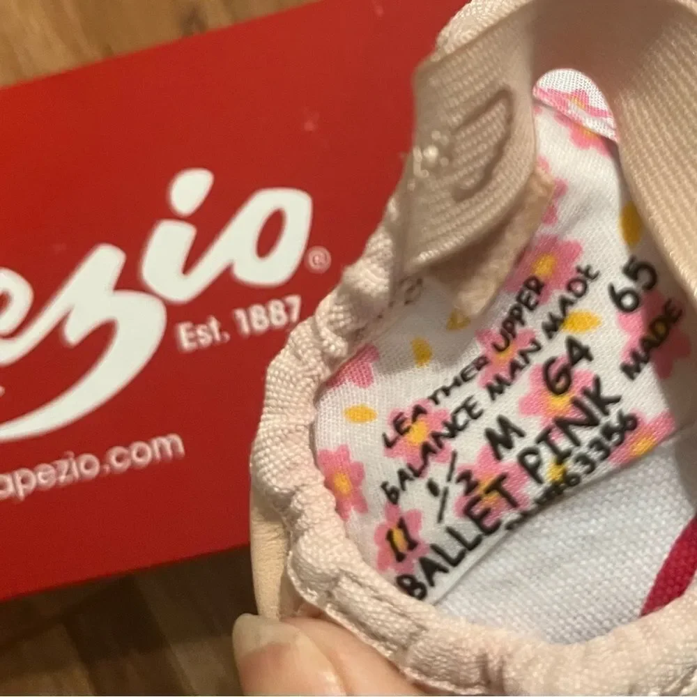 NWT Capezio Pink Dance Slippers Soft Sole